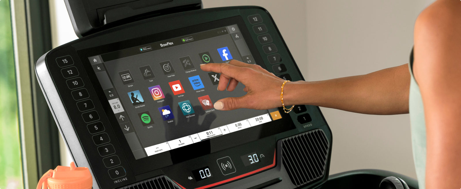 40.6 / 16” HD touchscreen